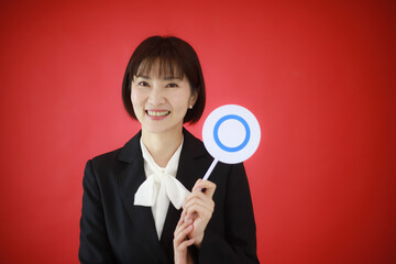 〇札を持つ女性社員イメージ