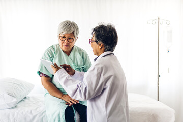 Obraz premium Doctor consulting and check up information with senior woman in hospital.elderly woman has sick.healthcare and medicine