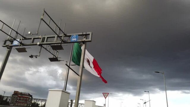 Bandera Mexicana movi&eacute;ndose en  Ciudad de M&eacute;xico. 