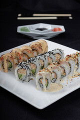 Sushi y. comida japonesa en distintos platos