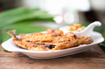 Deep fried Fish and green mango salad