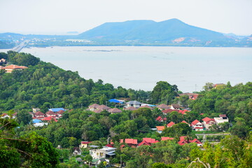 Obraz premium A bird's-eye view of the town and the fishing community. From the top of the mountain at the highest point of Koh Yor, Songkhla Province, Thailand