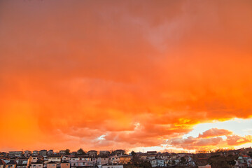 空一面夕焼け雲に染まった住宅地