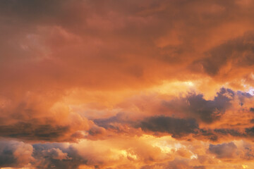 オレンジ色の夕焼け雲に染まった空