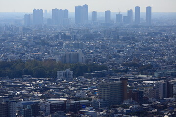 東京郊外の住宅街と新しい高層マンション群