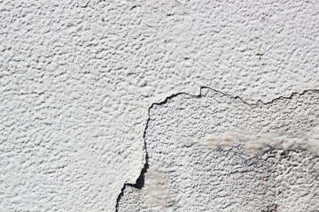 Paint on the walls that are peeled off.