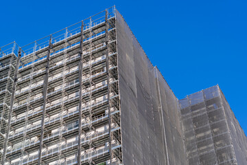 大規模修繕工事中の足場を組んだマンション
