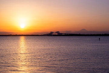 Fototapeta na wymiar 夕暮れの東京ゲートブリッジと富士山