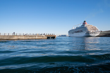 Naklejka na ściany i meble 日本の横浜の海。大きな船と青い空の風景。