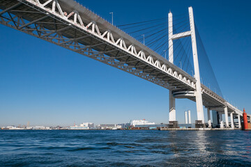 日本の横浜にあるベイブリッジ。海から見た青い空と橋の風景。