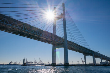 日本の横浜にあるベイブリッジ。海から見た青い空と橋の風景。