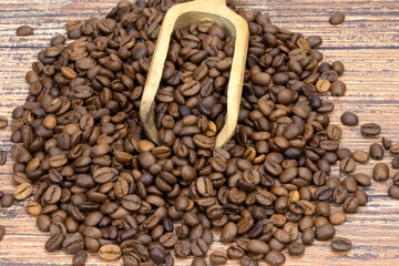 grains de café dans une cuillère en bois