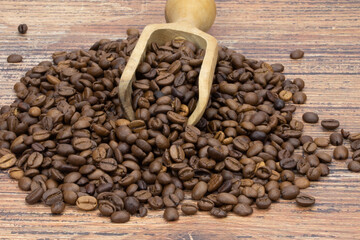 grains de café dans une cuillère en bois