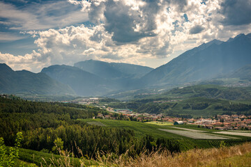 Fototapeta premium meravigliosa vista sulle montagne vicino Coredo