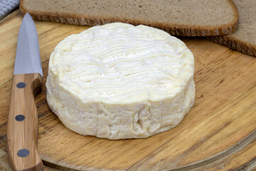 camembert au lait cru sur une planche à découper