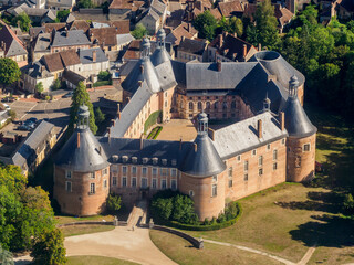 vue aérienne du château de Saint Fargeau dans l'Yonne en France