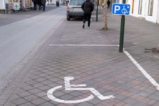 Markierungen für einen Behindertenparkplatz am Laugavegur in Reykjavik