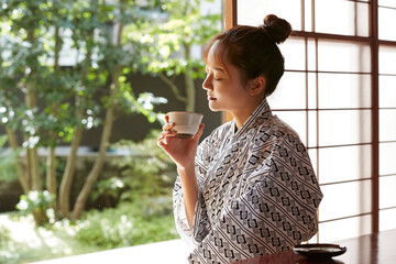 旅館でリラックスする浴衣姿の若い女性