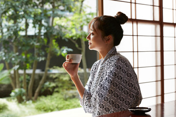 旅館でリラックスする浴衣姿の若い女性
