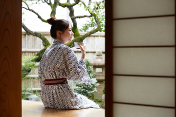 旅館でリラックスする浴衣姿の若い女性