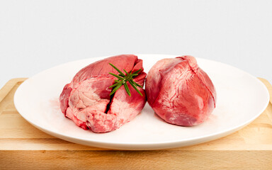 coeur de porc cru présenté  sur assiette