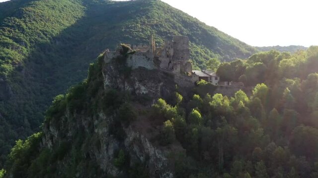 survol de la haute-vall&eacute;e de l'Aude et ch&acirc;teau cathare (Usson)