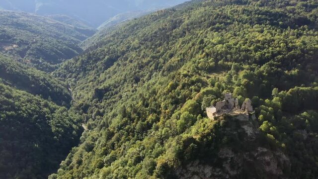 survol de la haute-vall&eacute;e de l'Aude et ch&acirc;teau cathare (Usson)
