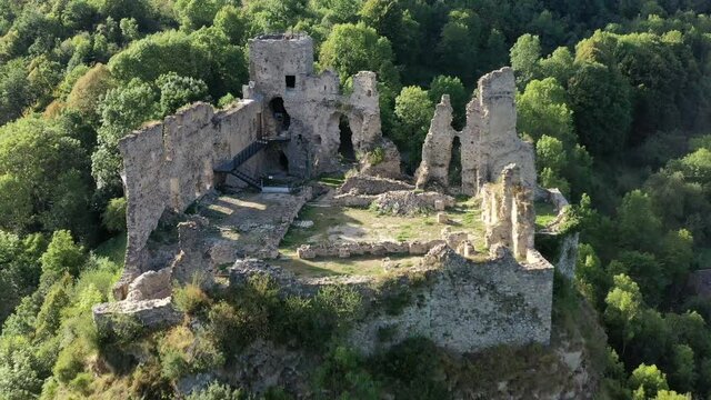 survol de la haute-vall&eacute;e de l'Aude et ch&acirc;teau cathare (Usson)