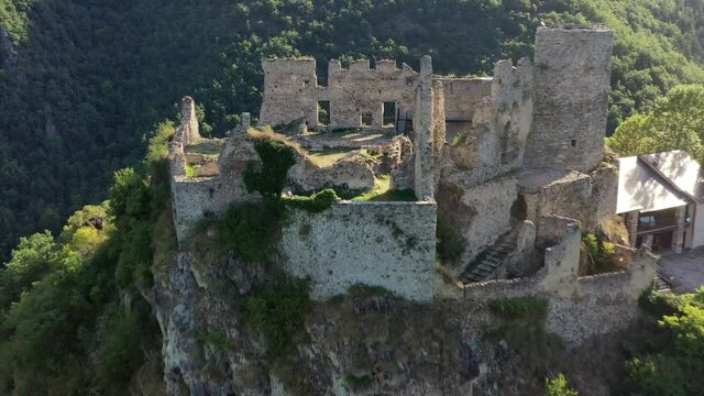 survol de la haute-vall&eacute;e de l'Aude et ch&acirc;teau cathare (Usson)