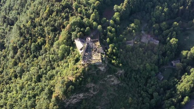 survol de la haute-vall&eacute;e de l'Aude et ch&acirc;teau cathare (Usson)