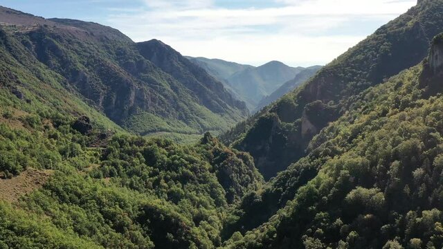 survol de la haute-vall&eacute;e de l'Aude et ch&acirc;teau cathare (Usson)