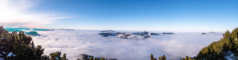 Obraz premium Panorama Nebelmeer über Voralpenland bei Oberjoch mit schneebedeckten Gipfeln aus dem Nebelmeer herausragen