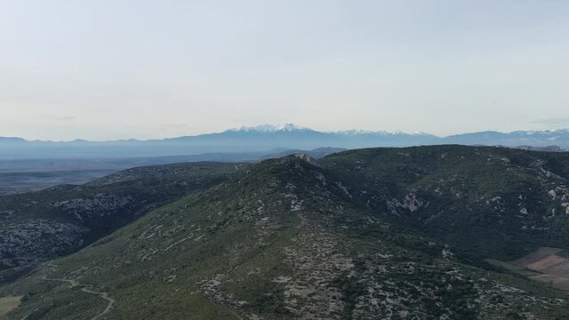 Survol du massif des Corbi&egrave;res dans l'Aude pr&egrave;s de Leucate