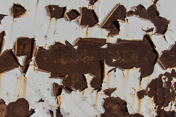rusty metal plate with traces of white paint, white paint peeling on old rusty metal, rusty white metal background, old metal iron rust background