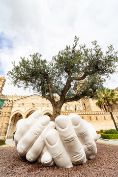 La Cattedrale di Palermo con scultura di Lorenzo Quinn