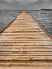 Fototapeta premium Holzsteg an der Lagune von Marsala auf Sizilien in Italien