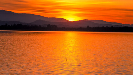 The background of the morning light, the wallpaper of the Twilight sky, the lake or the sea, is a natural beauty, seen between travel.