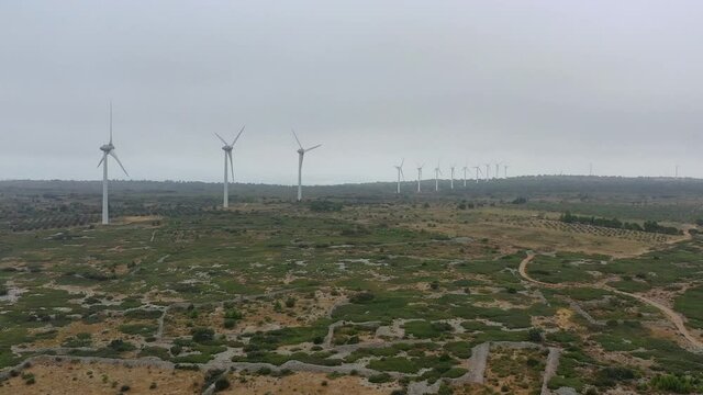 Survol des Corbi&egrave;res, &eacute;oliennes dans la garrigue et les vignes