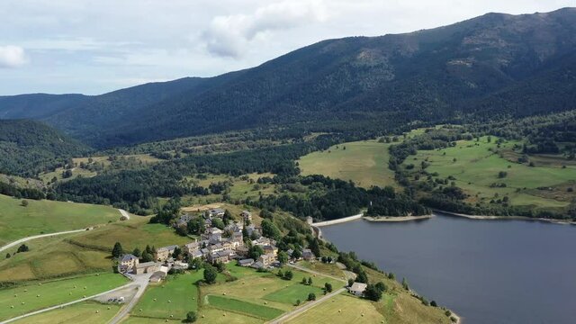 survol du lac de Matemale dans les Pyr&eacute;n&eacute;es