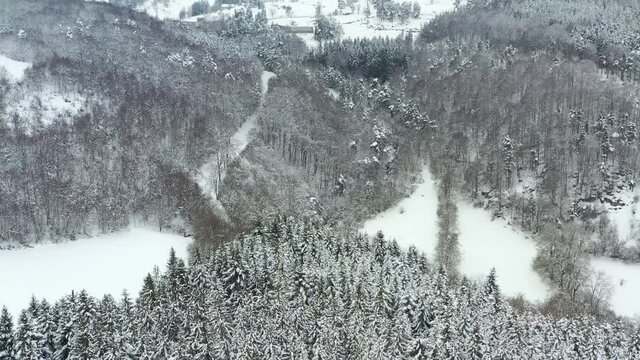 Survol de Villages en Auvergne sous la neige