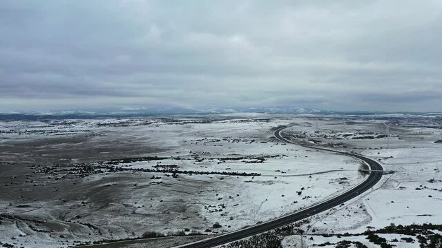 survol du plateau du Larzac sous la neige