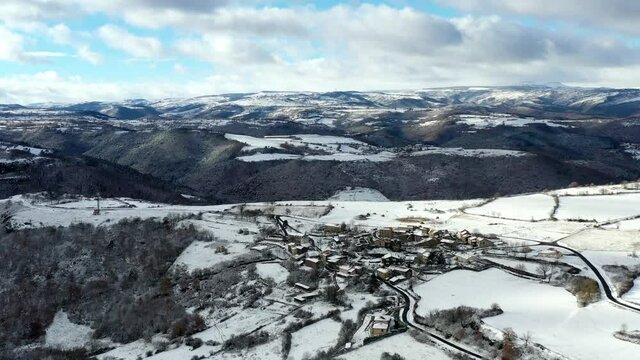 Survol de Villages en Auvergne sous la neige