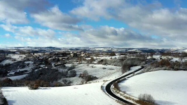 Survol de Villages en Auvergne sous la neige