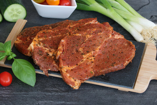 Gew&uuml;rztes Schweinesteak