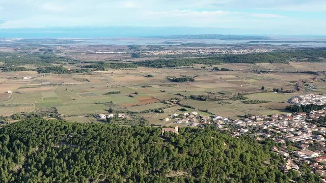 Survol du massif des Corbi&egrave;res dans l'Aude (France)