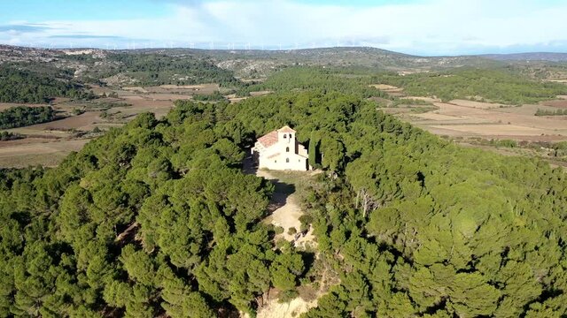 Survol du massif des Corbi&egrave;res dans l'Aude (France)