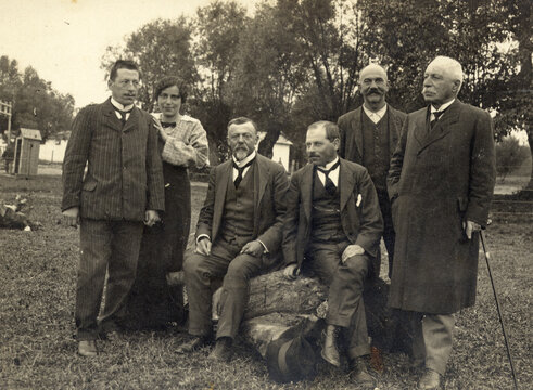 FOTO ANTICA CON GRUPPO DI PERSONE IN POSA