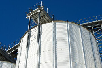 Obraz premium Metal tanks in a farm