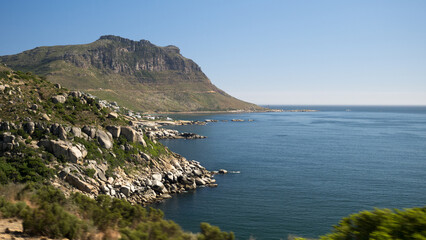 Küste in der Nähe von Kaptstadt, Südafrika mit Meer und Gebirge