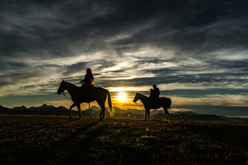 Atardecer en caballo de la familia joven en la Sierra Occidental de Jalisco.  © jesuschurion57